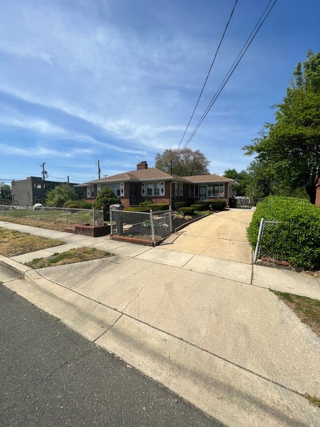 Foto del edificio - Amazing 6 Bedroom 2 Bathroom home with dual driveways