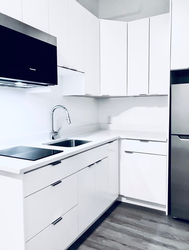 Building Photo - Waldorf Studios