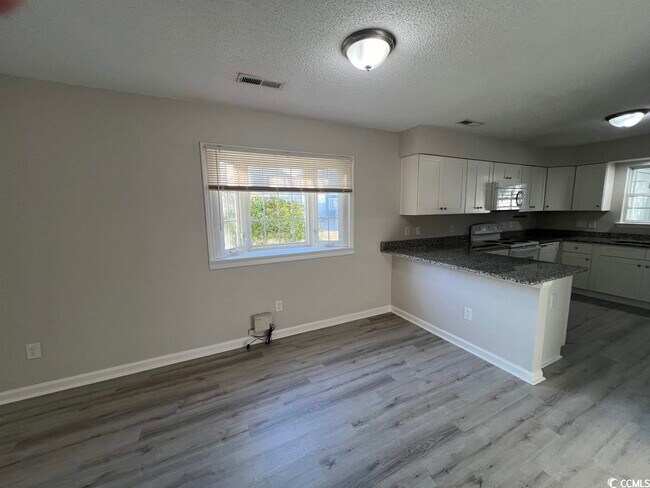Building Photo - 2310 Hillside Dr S
