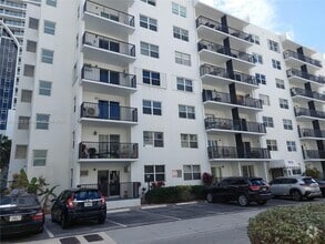 Building Photo - 3000 Riomar St