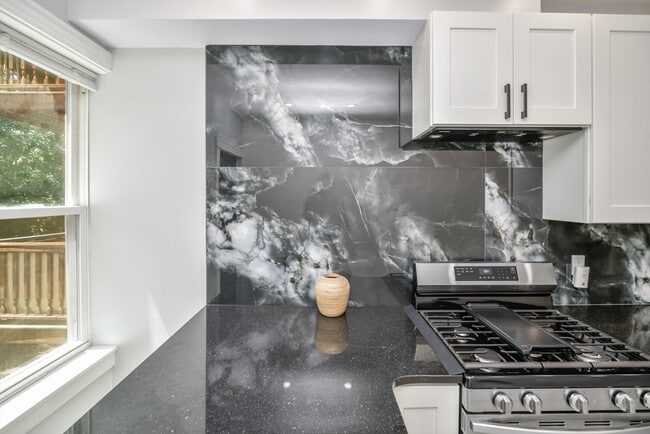 Building Photo - 9 A Ruthven St