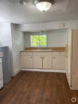 Building Photo - 401 Lakeview Dr
