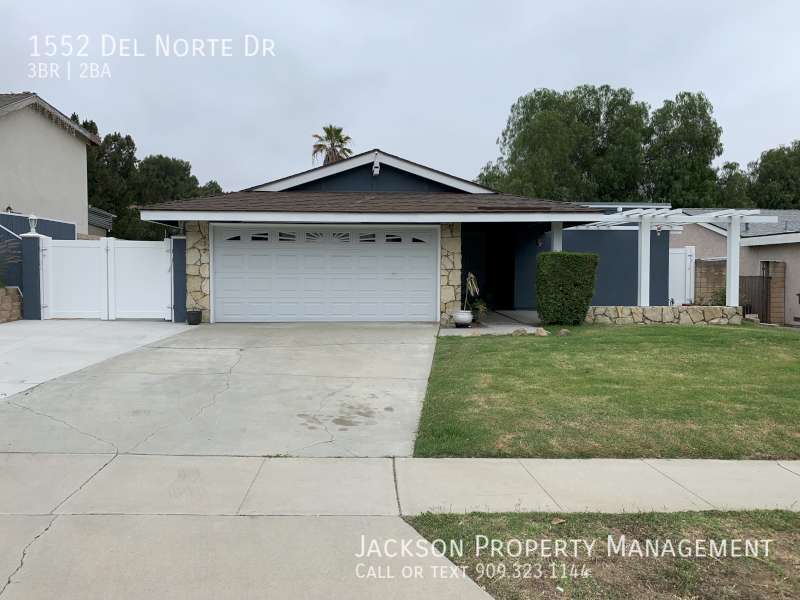 Primary Photo - Spacious home with pool and golf course vi...