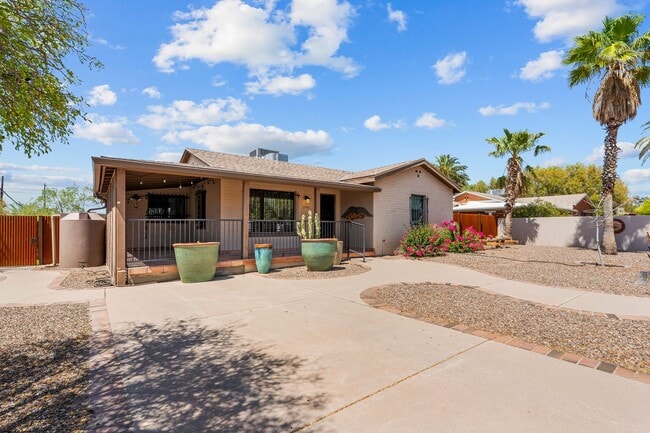 Building Photo - Gorgeous home near UA
