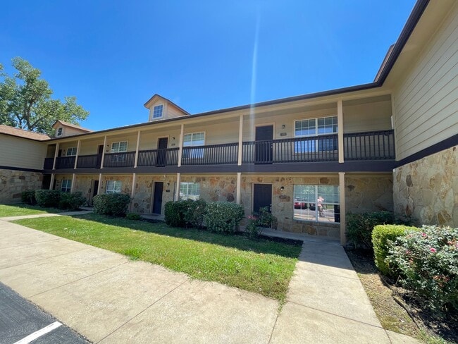 Building Photo - 413 Lion Dr