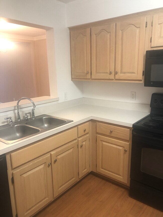 Kitchen - 122 Harbor Watch Dr