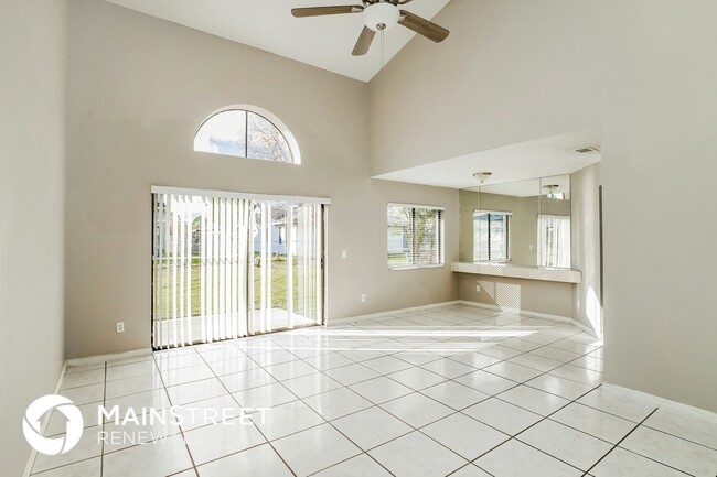 Foto del edificio - 155 Sandalwood Dr