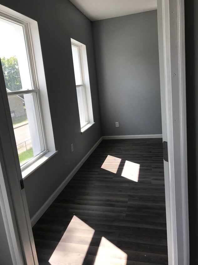 Front door entry into living room - 828 W Roache St