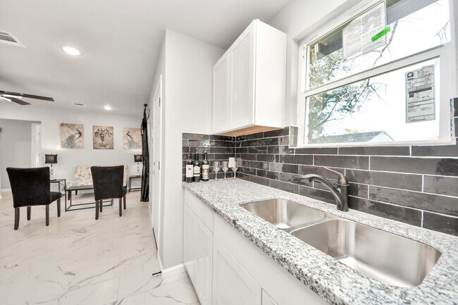 Foto del edificio - 15123 Kaler Rd