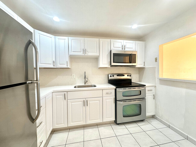 Building Photo - 1075 W 68th St
