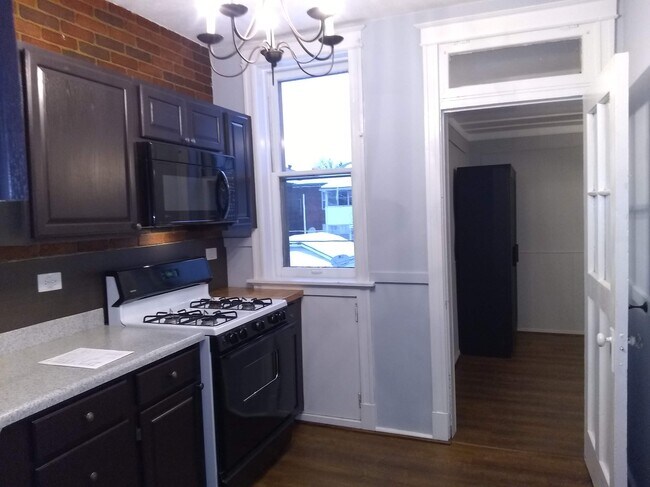 Kitchen - 5049 Lindenwood Ave