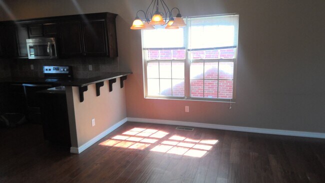 Foto del edificio - 4 Bed 2.5 Bath Home South Springfield!