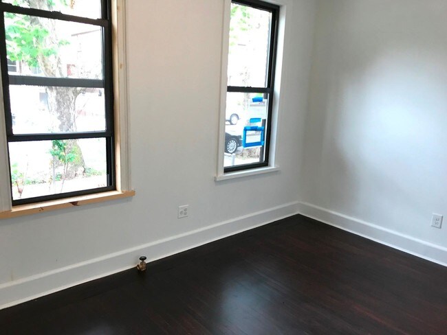 Building Photo - 3640 Corlear Ave