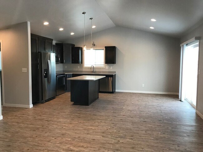 Building Photo - 3 Bed 2 Bath Twinhome