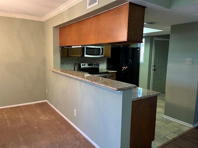 Building Photo - 4444 Victory Dr