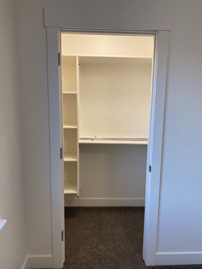 Vestidor iluminado en el segundo dormitorio. - 2626 W 450 N