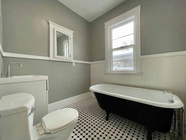 Building Photo - Charming 4 bedroom 1.5 Bathroom Home in South Minneapolis!