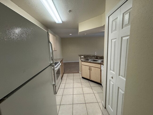 Building Photo - Charming 1BD/1BA Condo with Water & Lawn C...