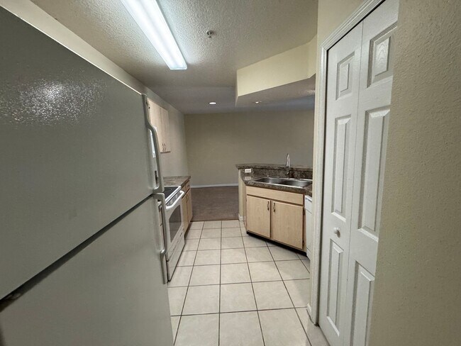 Foto del edificio - Charming 1BD/1BA Condo with Water & Lawn C...