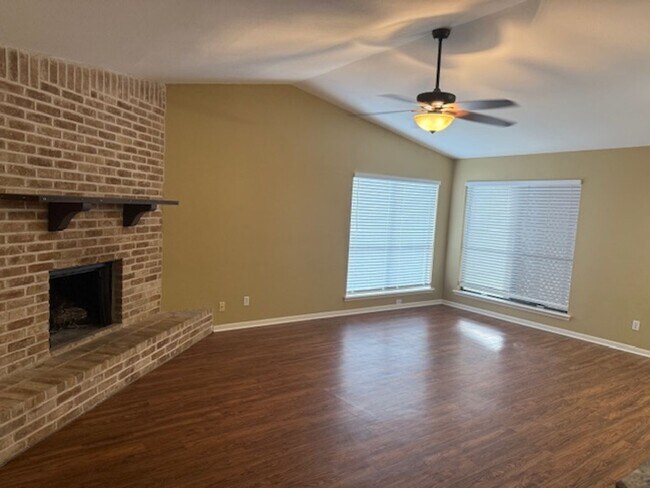 Foto del edificio - Move in ready! Three bedroom 2 bath home i...