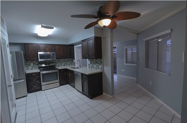 Building Photo - 10941 W Santa Fe Dr