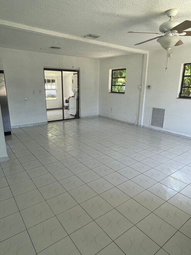 Building Photo - 1280 NE 209th Ter