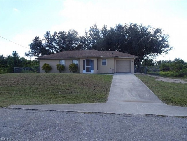 Building Photo - Single Family Home 3/2 fenced yard