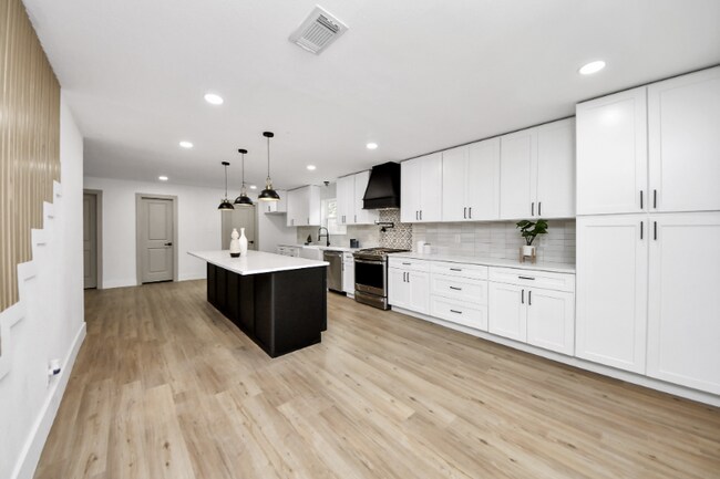 Building Photo - 5614 Oakhaven Ln