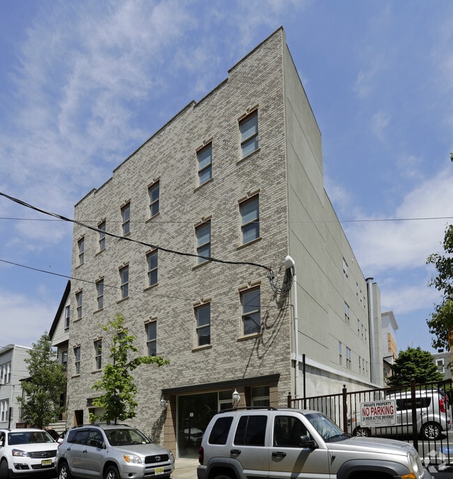 Building Photo - 528 47th St