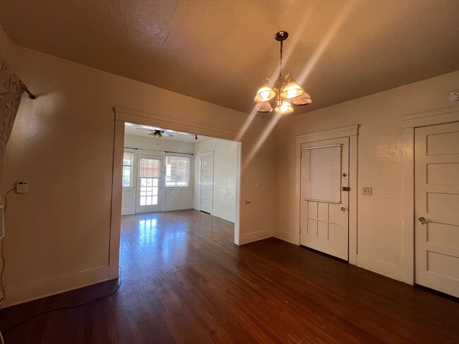Foto del edificio - 1515-1521 N. Vanness Ave