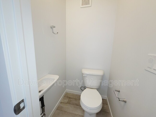 Photo du bâtiment - 1107 Cy Becker Rd NW