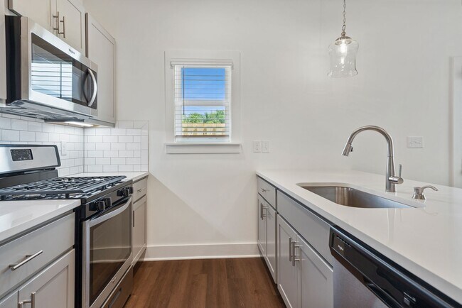 Foto del edificio - Spacious backyard with nature view!