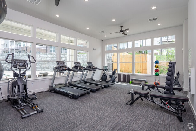 Gimnasio - 8200 McCrory (Poplar McCrory)