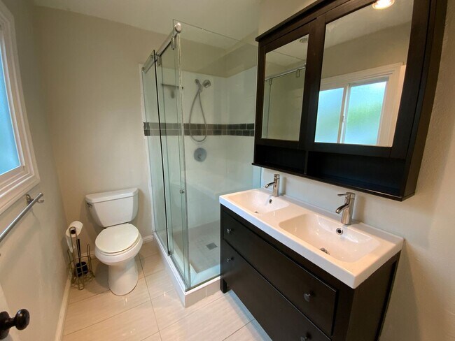 Foto del edificio - Spacious 3BD Home with Large Backyard, Quartz Counters & 2-Car Garage