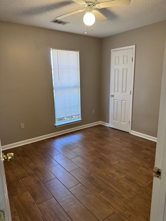 Building Photo - Renovated 3 Bedroom 2 Bath Home for Rent w...