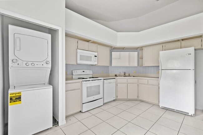 Building Photo - Super Cute Townhome in Gated Community wit...