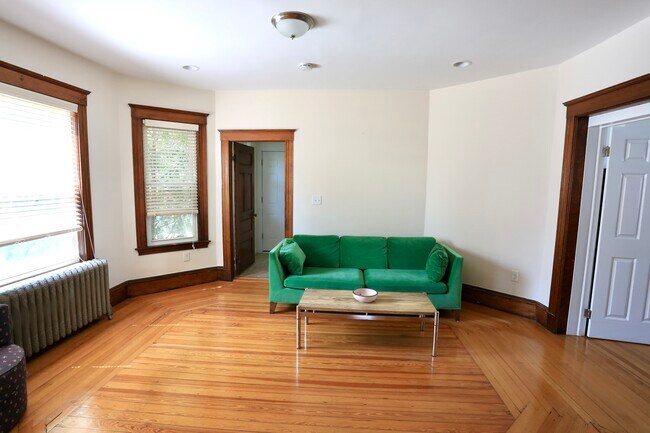 Building Photo - 124 Forest St