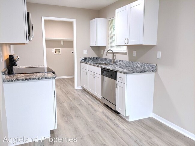 Building Photo - 3 br, 2 bath House - 1111 Phoenix St