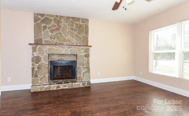 Foto del edificio - 4039 Rutherford Dr