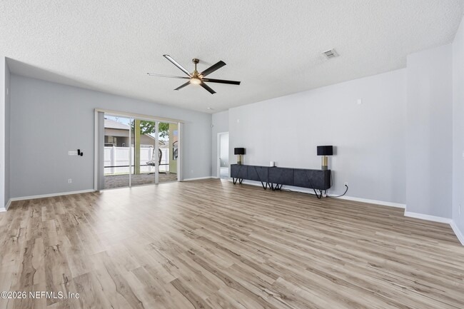 Foto del edificio - 14447 Cherry Lake Dr W