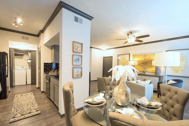 Foto del edificio - Experience Distinction in Every Square Foot!