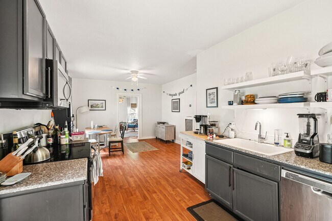 Foto del edificio - 1930's Cottage with a Modern Flair