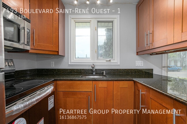 Photo du bâtiment - Spacious 3BR Bungalow with Private Yard & Parking –  493 St-René Blvd West, Gatineau