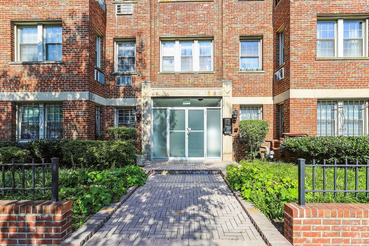 Foto principal - 3028 Wisconsin Ave NW