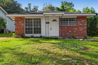 Building Photo - 1285 Kensington Dr