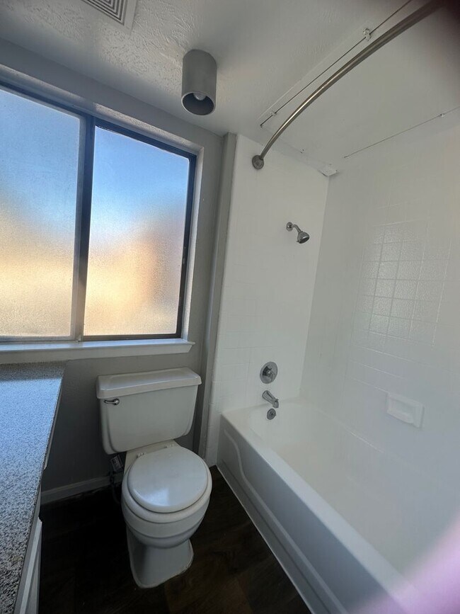 Foto del edificio - Beuti-ful Town home Ready to Move in!