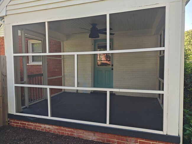 Foto del edificio - 3 bedroom home off of Parham Rd
