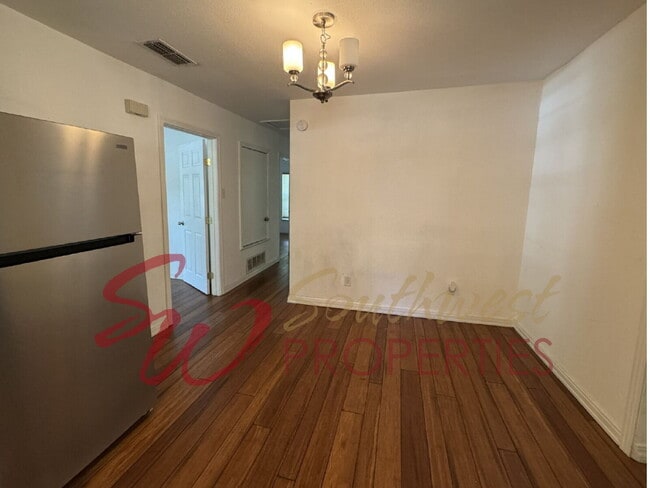 Foto del edificio - 4 Bedroom 2 Bath with Retro Flair!