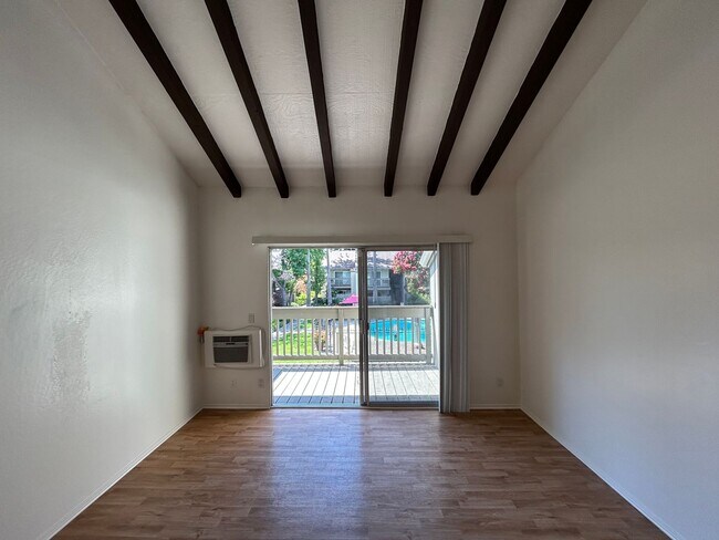 Foto del edificio - Bright & Updated 1BR Condo in Prime Walnut Creek Location – Vaulted Ceilings & Pool Access!