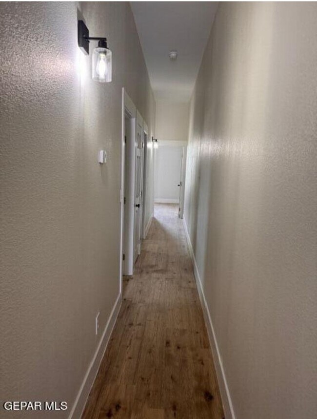 Foto del edificio - FULLY remodeled Fresh paint , ready now!!!